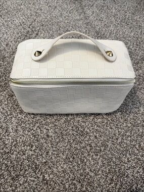 White Checker-Texture Cosmetic Carry Case with Top Handle